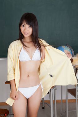 女浴室里赤裸裸洗澡丰满